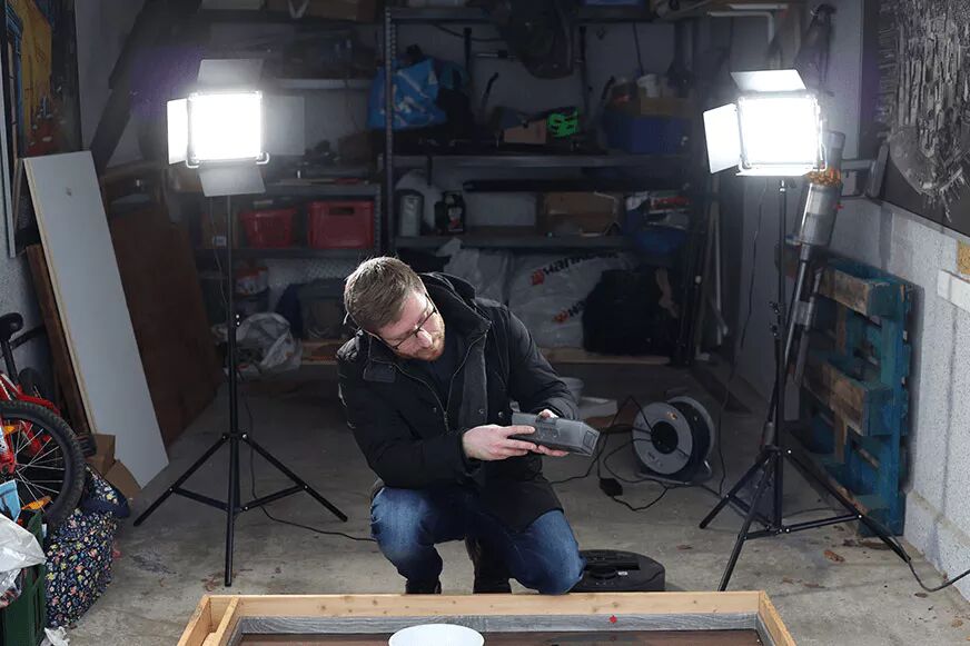 Ilia testet einen Saugroboter.